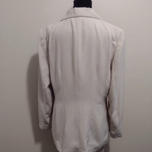 Villager "Liz Claiborne Company," 2pc Cream Color Pant Suit, Size-12, Dry Clean - Picture 3 of 6